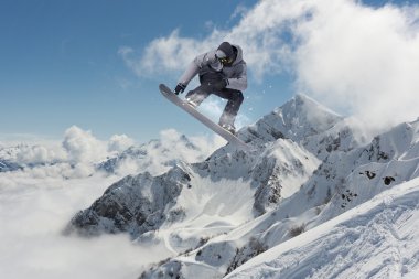 dağlar üzerinde uçan snowboarder