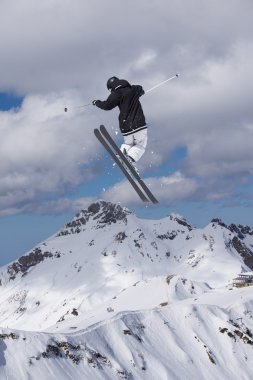 kayakçı dağların, aşırı spor uçan
