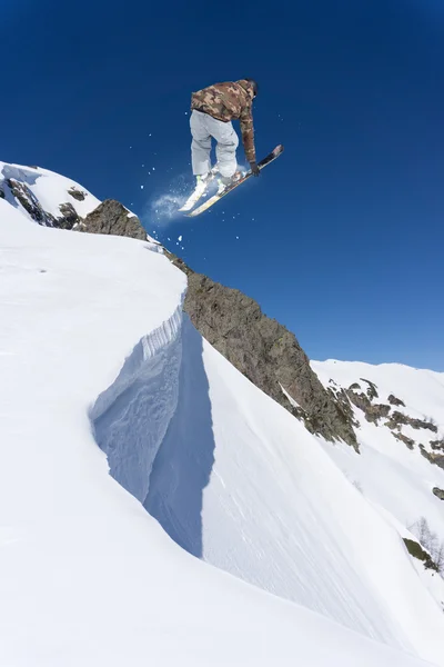 Létající lyžař na horách, extrémní sport — Stock fotografie