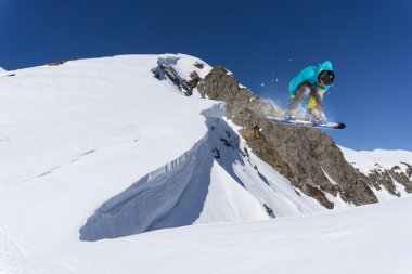dağlar üzerinde uçan snowboarder