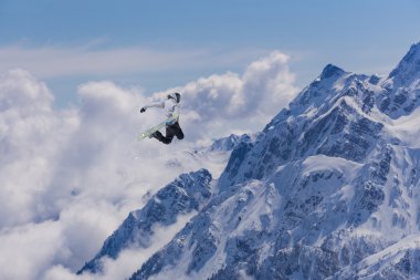 dağlar üzerinde uçan snowboarder