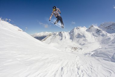 dağlar üzerinde uçan snowboarder