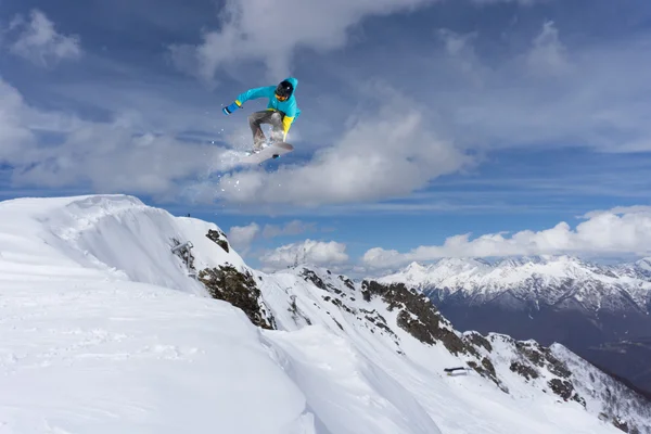 Snowboarder voador em montanhas — Fotografia de Stock