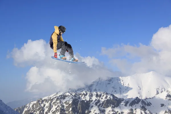 Snowboarder voador em montanhas — Fotografia de Stock