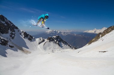 dağlar üzerinde uçan snowboarder