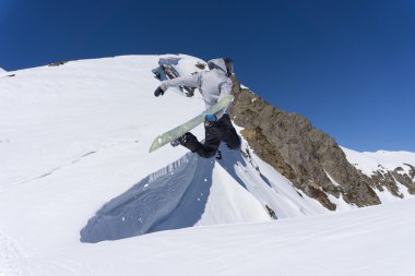dağlar üzerinde uçan snowboarder