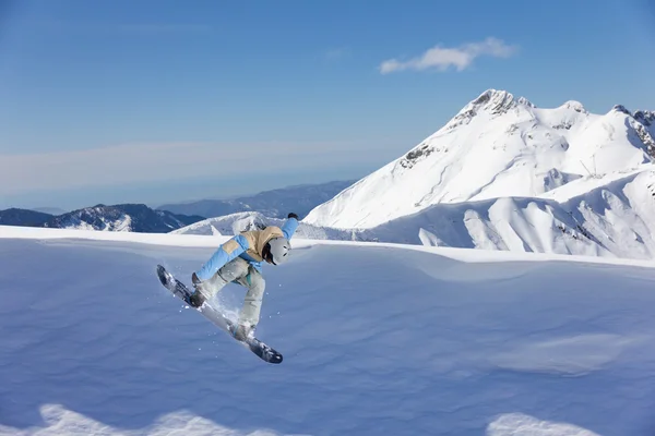 Snowboarder volant sur les montagnes — Photo