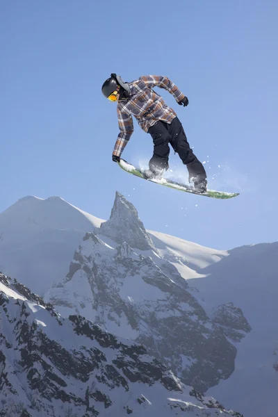 Dağlar üzerinde uçan snowboarder — Stok fotoğraf