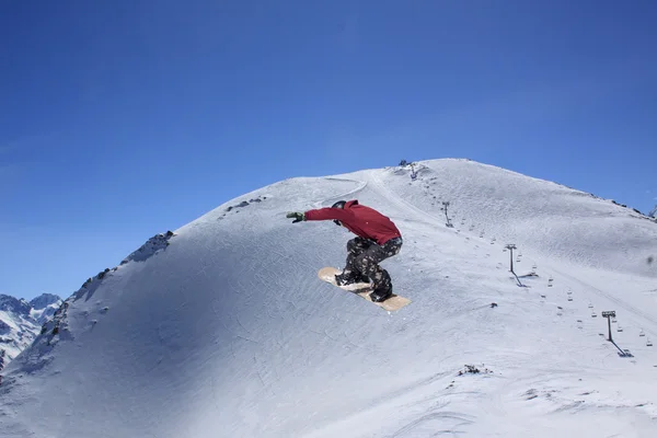 Snowboarder volador en las montañas — Foto de Stock