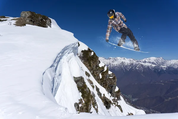 Repülő snowboardos a hegyekben — Stock Fotó