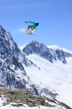 dağlar üzerinde uçan snowboarder