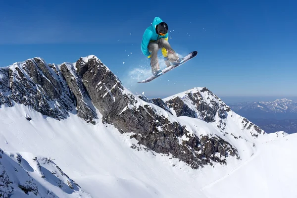 Létající snowboardista na horách — Stock fotografie