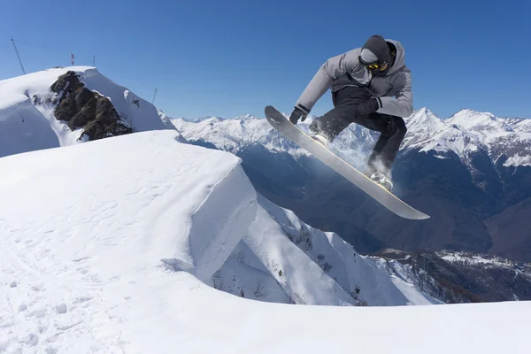 Snowboarder volador en las montañas — Foto de Stock