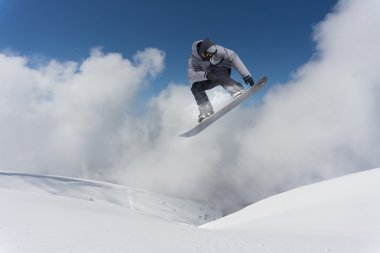 dağlar üzerinde uçan snowboarder