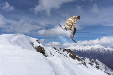 dağlar üzerinde uçan snowboarder