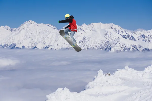 Snowboarder volante sulle montagne — Foto Stock