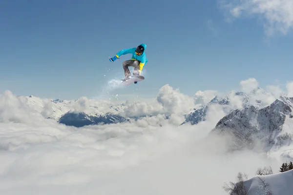 Dağlar üzerinde uçan snowboarder — Stok fotoğraf