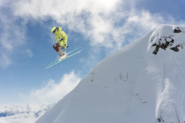 山のスキーヤーを飛んでください。 — ストック写真