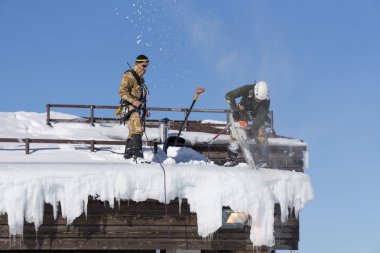 Sochi, Rusya Federasyonu - 22 Ocak 2015: kar ve buz sarkıtları çatıdan endüstriyel dağcılar çıkar