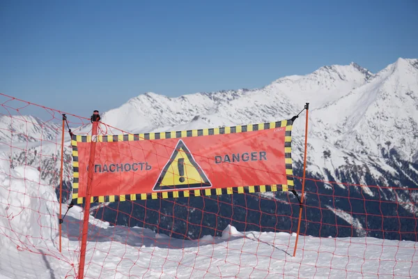 Señal de peligro de avalancha en la nieve, montañas de invierno —  Fotos de Stock