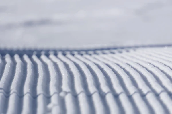 Pistas de nieve fresca en una pista de esquí —  Fotos de Stock