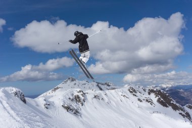Dağlarda uçan kayakçı. Sıra dışı spor