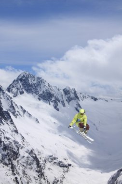 Dağlarda uçan kayakçı. Sıra dışı spor