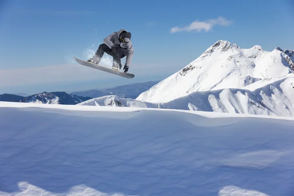 Dağlarda uçan snowboardcu. Sıra dışı spor — Stok fotoğraf