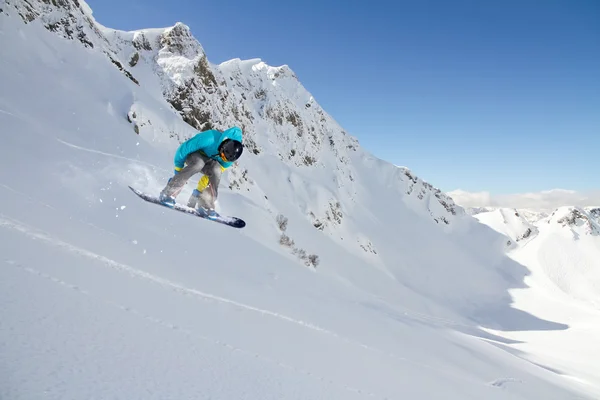 Vliegende snowboarder op de bergen. Extreme sport — Stockfoto
