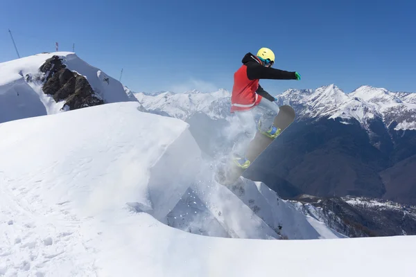 Volando snowboarder en las montañas. Deporte extremo —  Fotos de Stock