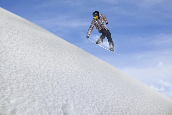 Vliegende snowboarder op de bergen. Extreme sport — Stockfoto