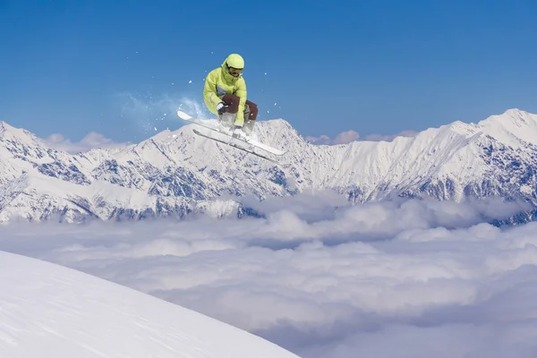 Esquiador voador nas montanhas. Desporto extremo — Fotografia de Stock
