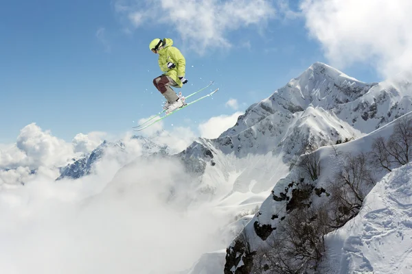 Repülő síelő a hegyekben. Extrém sport — Stock Fotó