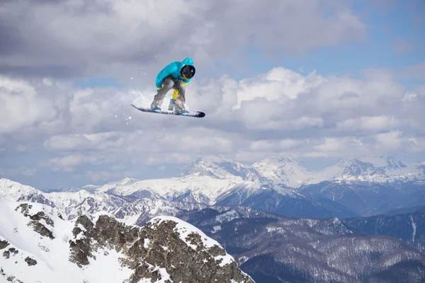 Repülő snowboardos a hegyekben — Stock Fotó