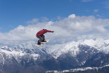 Dağlarda uçan snowboardcu. Sıra dışı spor