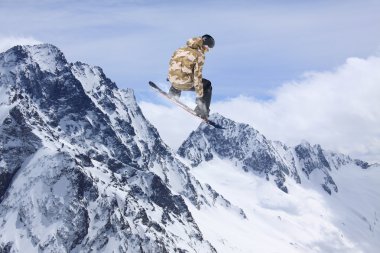 Dağlarda uçan snowboardcu. Sıra dışı spor