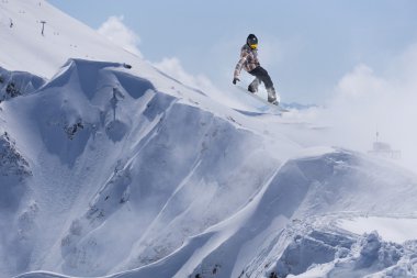 Dağlarda uçan snowboardcu. Sıra dışı spor