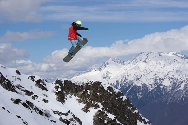 Latający snowboardzista w górach. Sporty ekstremalne — Zdjęcie stockowe