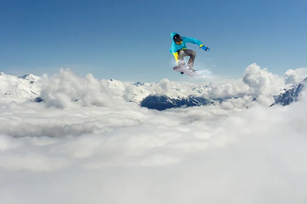 Um snowboarder voador nas montanhas. Desporto extremo — Fotografia de Stock