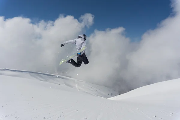 Flygande snowboardåkare på fjället. Extrem sport — Stockfoto
