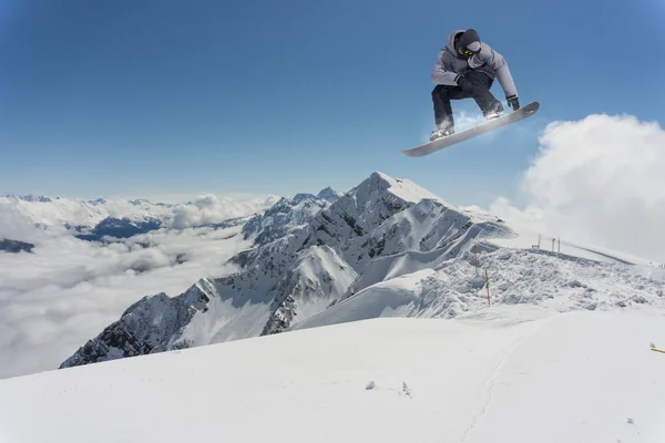 Flygande snowboardåkare på fjället. Extrem sport — Stockfoto