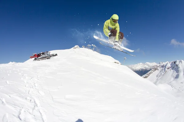 Fliegender Skifahrer auf den Bergen. Extremsport. — Stockfoto