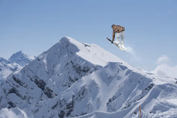 Flygande skidåkare på fjället. Extrem sport. — Stockfoto