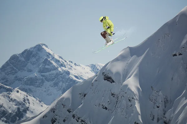 Vliegende skiër op de bergen. Extreme sport. — Stockfoto