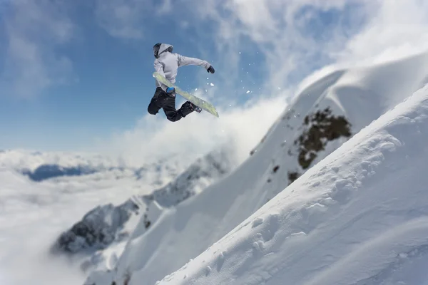 Vliegende snowboarder op de bergen. Extreme sport — Stockfoto