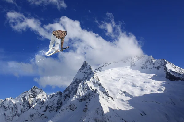 Vliegende skiër op de bergen. Extreme sport. — Stockfoto