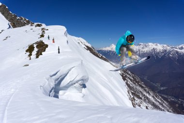 dağlar üzerinde uçan snowboarder