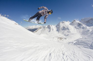 Dağlarda uçan snowboardcu. Sıra dışı spor.