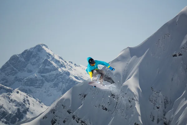 Volando snowboarder en las montañas. Deporte extremo. —  Fotos de Stock