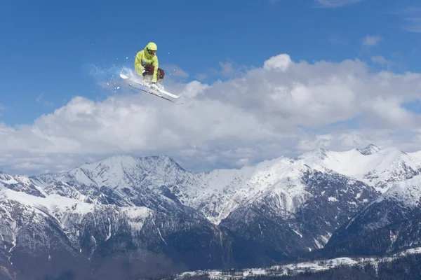 Flygande skidåkare på fjället. Extrem sport. — Stockfoto